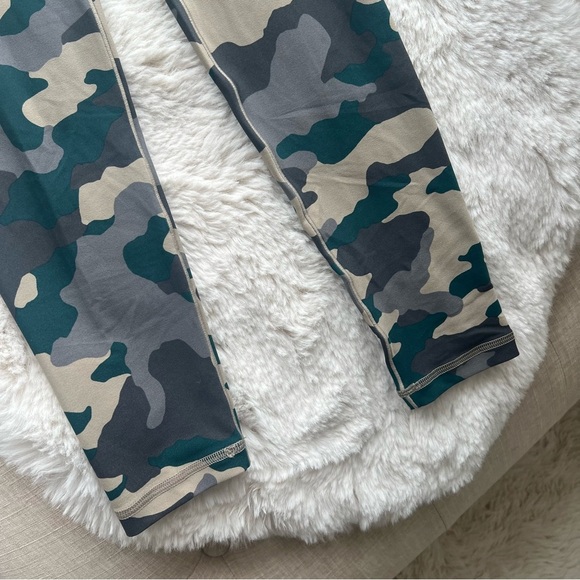 Offline by Aerie Real Me Hi-Rise 7/8 Leggings in Green Camo Size XSmall NWT - Picture 2 of 5
